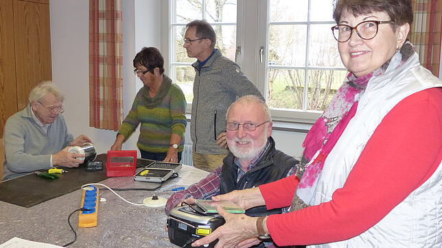 Renate Trömer brachte ihren Radio/CD-Player ins Reparaturcafé. Karl-Heinz Berning nahm sich des Geräts an.