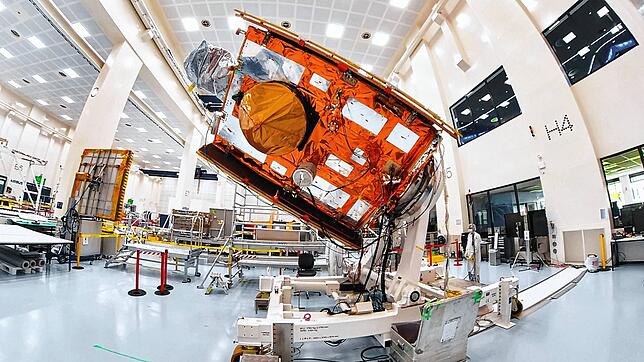Ein Sentinel-6-Satellit, mit dem die Pegel der Meere zentimetergenau nachverfolgt werden können, wird im Immenstaadter Reinraum von ...