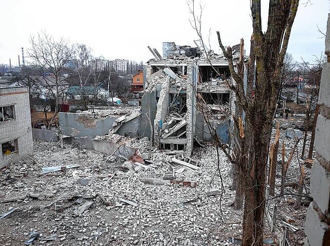 Ein in Tschernihiw wurde von einer russischen Rakete zerstörtes Gebäude.
