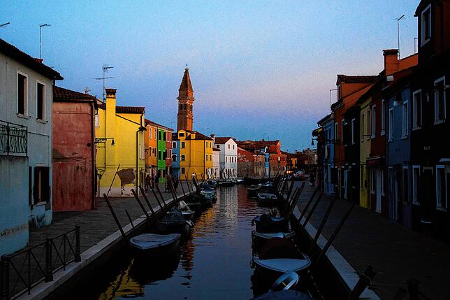 Von einer Seite auf die andere kommen, ohne nass zu werden? Für manche Venedig-Besucher kein Problem.