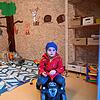 Der fünfjährige Carl Stärk aus Lauchringen zeigt sich sichtlich erstaunt über die neu gestalteten Spielmöglichkeiten des Naturkindergartens.