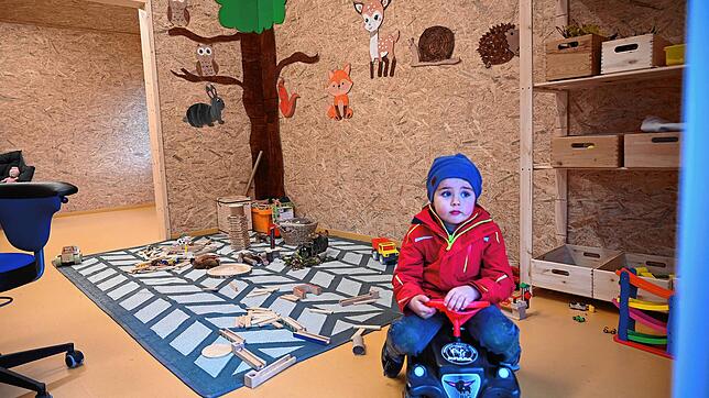 Der fünfjährige Carl Stärk aus Lauchringen zeigt sich sichtlich erstaunt über die neu gestalteten Spielmöglichkeiten des Naturkindergartens.