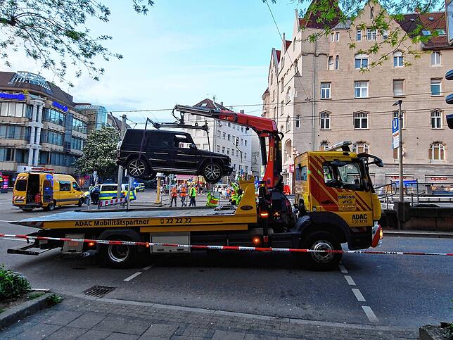 Bild 3: Stuttgart: Auto fährt in Personengruppe - mehrere Menschen in der Innenstadt verletzt