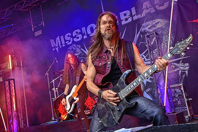 Harte Gitarrenriffs sind das Herz jedes Heavy-Metal-Sounds, hier die Gitarristen der Band Mission in Black bei der Arbeit.
