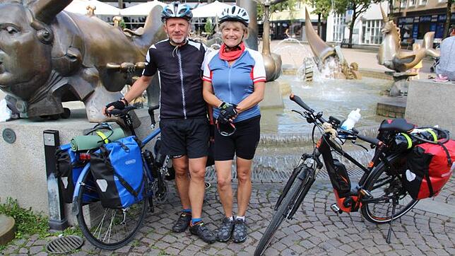 Joachim und Ulrike Blatter fahren mit dem Rad nach Sarajevo, der Partnerstadt Friedrichshafens. Unser Bild zeigt das Ehepaar beim ...