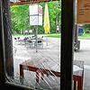 Von der gebrochenen Scheibe am Bahnhofskiosk fallen mittlerweile Glassplitter herunter.