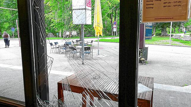 Von der gebrochenen Scheibe am Bahnhofskiosk fallen mittlerweile Glassplitter herunter.