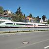 Ein kurioses Bild: Der hochmoderne elektrisch angetriebener ICE auf den Gleisen am Bahnhof Therme &ndash; obwohl auf der ...
