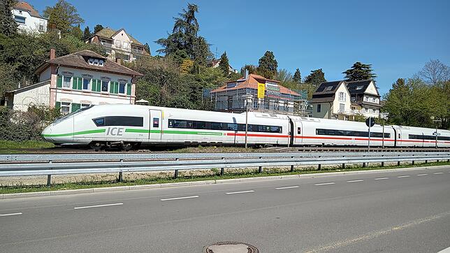 Ein kurioses Bild: Der hochmoderne elektrisch angetriebener ICE auf den Gleisen am Bahnhof Therme &ndash; obwohl auf der ...