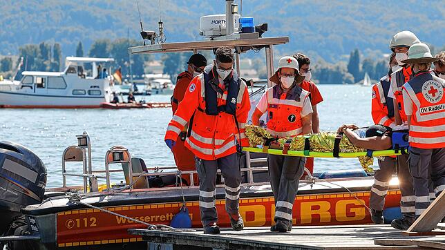 Die Hilfsorganisationen arbeiteten bei der Schauübung am See Hand in Hand: Hier übergibt die DLRG einen Schwerverletzten an die ...
