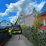 Die Konstanzer Feuerwehr rettet am 9. April Bewohner des Seniorenheims mithilfe der Drehleiter.