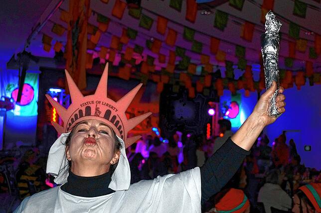 Bild 12: Bilder der &bdquo;Wieberfasnet&ldquo; des Narrenvereins Bosköpfe im Seeum
