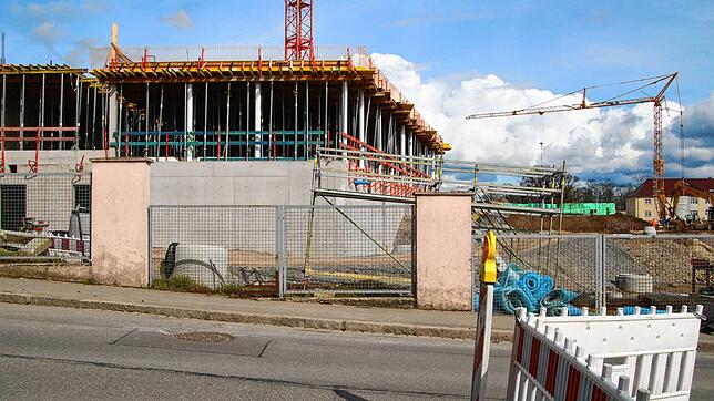 Das wird die neue Realschule: Von der Villinger Straße aus ist schon gut zu sehen, wie der Neubau in die Höhe wächst.
