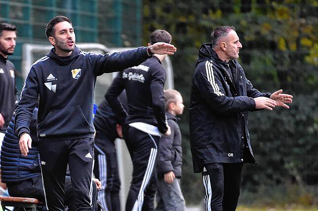 Vermutung: Gegen den heimstarken Aufsteiger VfR Bad Bellingen erwartet der Trainer des SV 08 Laufenburg, Michael Hagmann (links), ...