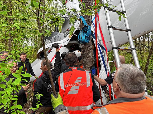 Bergund eines Leichtflugzeuges bei Deisslingen nach einem Absturz in einem kleinen Waldgebiet.