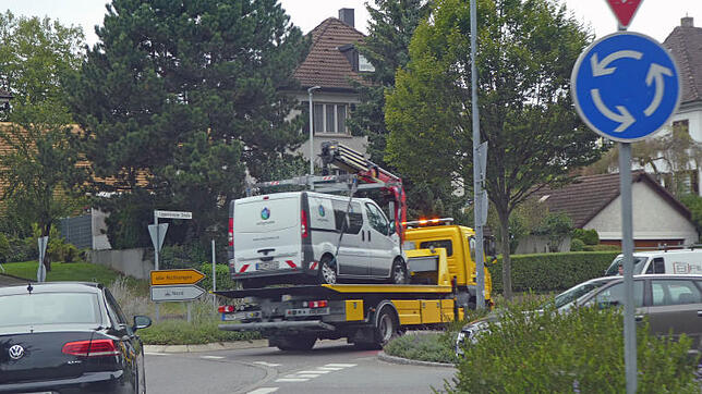 Dieses Firmenfahrzeug war rechtzeitig angekündigten Baumfällarbeiten im Wege – und wurde entfernt.