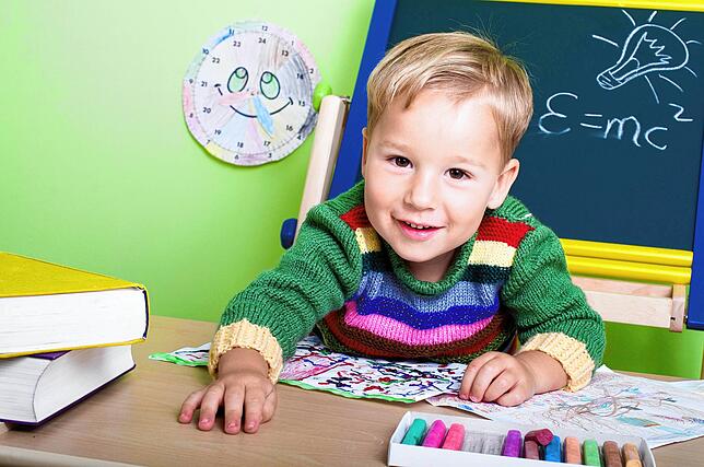 Kann mein Kind schon die Farben erkennen, einen Stift richtig halten? Wenn Eltern zwangsweise Zeit mit ihren Kindern verbringen, ...