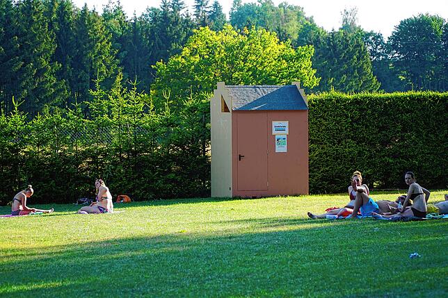 Die Häuschen von Löffingens 1200-Jahr-Feier stehen nun im Waldbad als Umkleidekabinen.