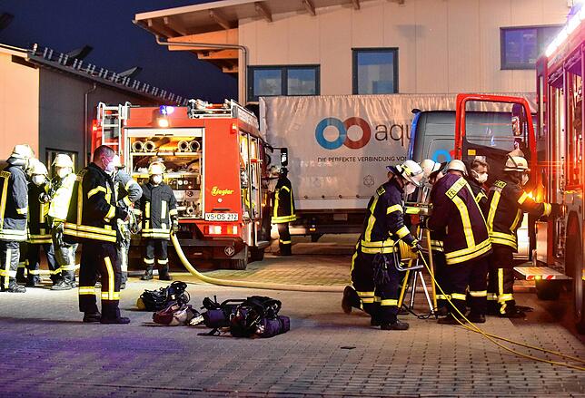 Die starke Rauchentwicklung bei einem Brand in der Galvanikabteilung von Aquatec macht den Feuerwehreinsatz am Sonntagabend in Pfohren ...