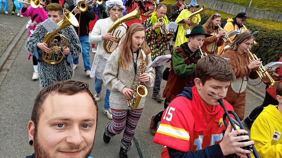 Zur Krönung der lange Tour begleiten die Lättä Bomber den Hemdglonkerumzug.
