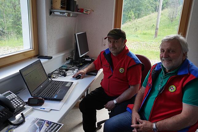 Markus Baumgartner und Manfred Maier (von links) von der Bergwacht Todtmoos wissen, dass bei einem Einsatz jede Minute zählt.