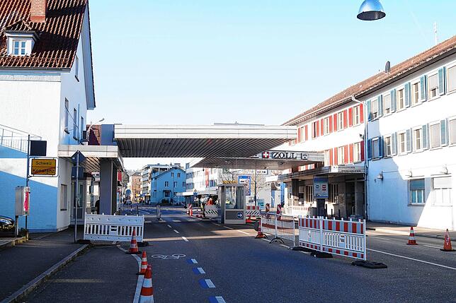 Emmishofer Zoll, gegen 8.15 Uhr, Deutsche Seite mit Blick in die Schweiz: gähnende Leere. Weder Autos noch Deutsche Beamte.