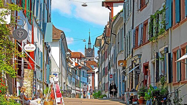 Blick in eine Gasse in der Altstadt von Basel: Hier gibt es viele kleine Geschäfte und Boutiquen. Auch der Handel in Basel freut sich ...