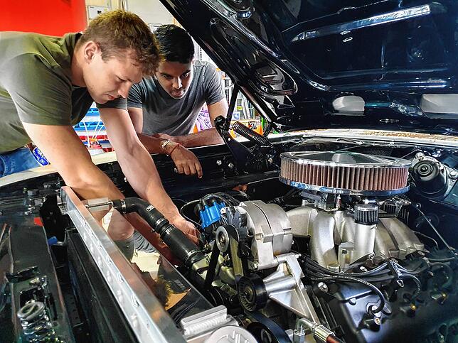 Der Schweizer Dosif Mahilvathanan (r.) führt im Kanton Schwyz eine Old- und Youngtimer-Werkstätte.