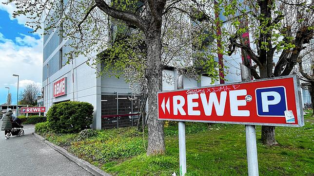Der schwarze Range Rover stand am Rewe in Petershausen-West, als Unbekannte über ihn herfielen.