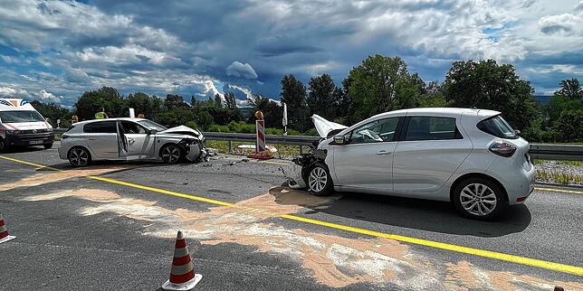 (Archivbild) Östlich von Allensbach kam es am 25. Juli zu einem Frontalzusammenstoß. Darin verwickelt waren ein Peugeot und ein Renault.