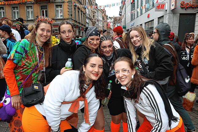 Bild 15: Schmotziger Dunschtig 2024: Auf und vor der Marktstätten-Bühne gibt es kein Halten mehr