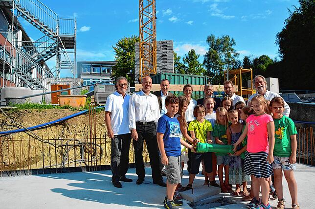 Die Erweiterung der Meersburger Sommertalschule startete am 2. Juli 2018 mit der Grundsteinlegung für den Neubau inklusive Mensa: ...