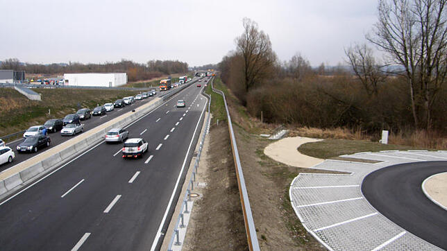 Zigtausend Autos und Lkws fahren täglich auf der B 33, aber die Obere Naturschutzbehörde will keine Radfahrer neben dem Wollmatinger ...