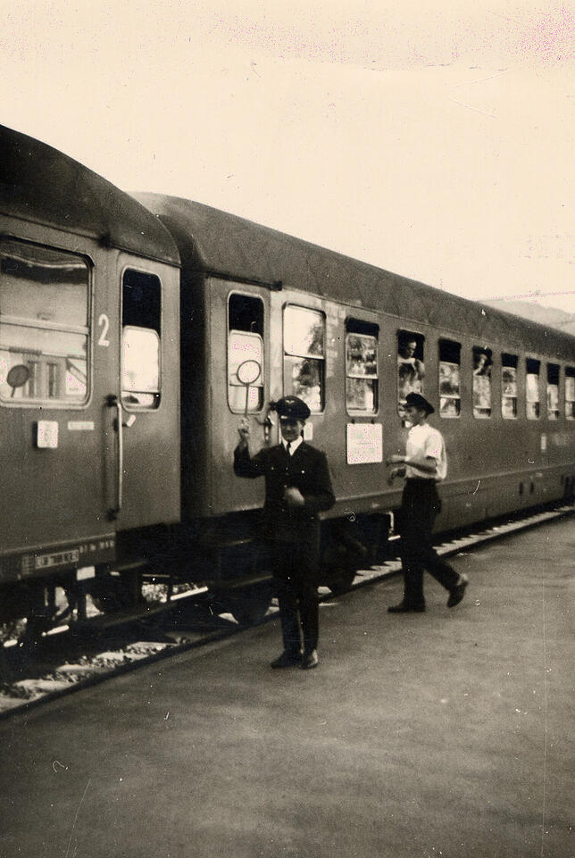 In den 70er Jahren erteilt Aufsichtsbeamter Hubertus Titz den Abfahrtsauftrag.