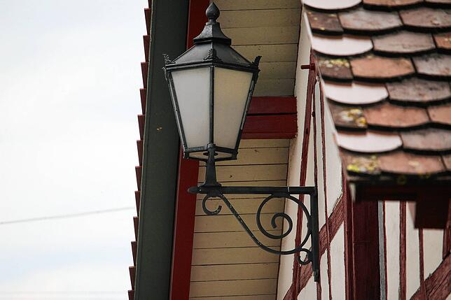 In Billafingen gibt es zahlreiche solcher Straßenlaternen. Fast alle sind allerdings freistehend. Eine ist aber an einem Fachwerkhaus.