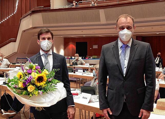 Fabian Müller ist neuer Erster Bürgermeister in Friedrichshafen. Sein Kollege in spe Andreas Köster gratuliert ihm vor dem Gemeinderat ...