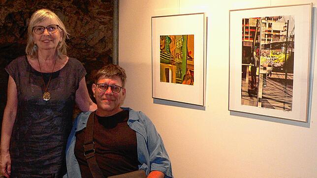 Der Alemannische Literaturpreisträger Christoph Keller mit seiner amerikanischen Frau Jan Heller Levi in seiner Fotoausstellung ...