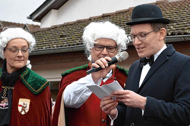 Für Bürgermeister Röwer (rechts) haben alle Ausreden nicht geholfen. Er wurde arrestiert.
