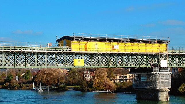 Seit vergangenem Herbst sind auf der Eisenbahnbrücke solche Zeltgebäude aufgebaut, die die Entweichung schädlicher Stäube in die Natur ...