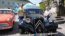 Nobles Auto: Diesen beiden gefällt der Luxus-Citroen, Bauzeit 1934 bis 1957, den ein Mitglied der Oldtimerfreunde Hochrhein beim ...