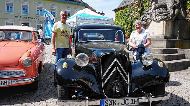 Nobles Auto: Diesen beiden gefällt der Luxus-Citroen, Bauzeit 1934 bis 1957, den ein Mitglied der Oldtimerfreunde Hochrhein beim ...