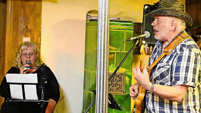 Gundi Herrmann und Peter Kienzler teilen ihre Leidenschaft für US-amerikanische Countrymusik, die sie auch beim Auftritt im Eschle zum ...