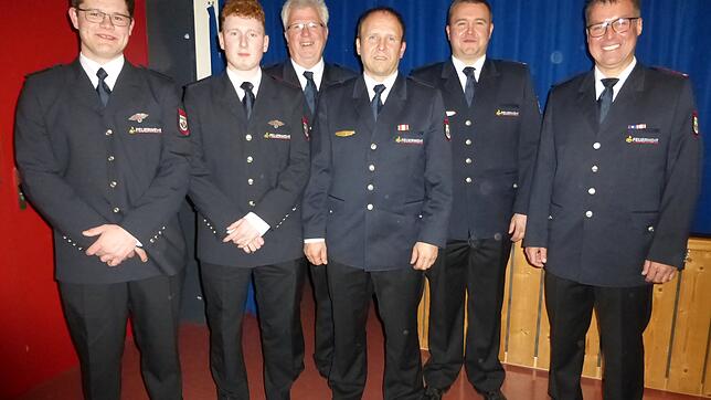 Ehrungen und Beförderungen bei der Freiwilligen Feuerwehr Kommingen von links Hannes Scheu, Felix Fischer, der Kreisverbandsvorsitzende ...