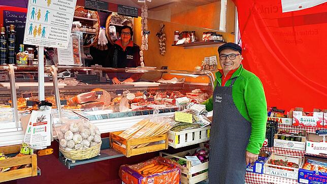 Giuseppe und Anna Catalano sind jeden Mittwoch in Waldshut für die Wochenmarktbesucher da. Bild: Ursula Freudig