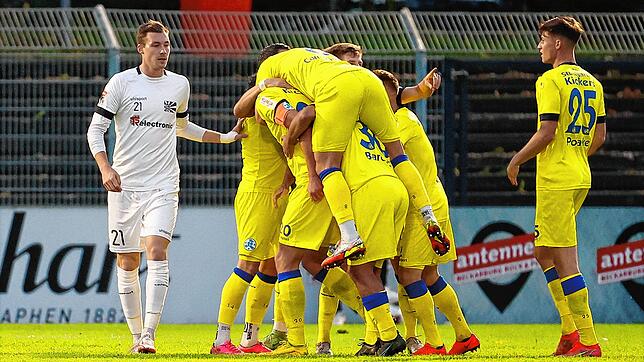 Ein Bild mit Symbolcharakter: Während die Kickers ausgelassen den Führungstreffer feiern, dreht Villingens Abwehrspieler Frederick Bruno ...