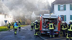 Die Freiwillige Feuerwehr Göggingen baut ihren Löschangriff bei der Hauptübung vor einigen Tagen auf. Links ist das in Rauch eingehüllte ...