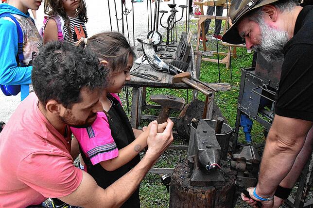 Bild 19: Ausgelassene Stimmung in Eigeltingen: Die 25. Internationale Bogen- und Messermachermesse in der Lochmühle