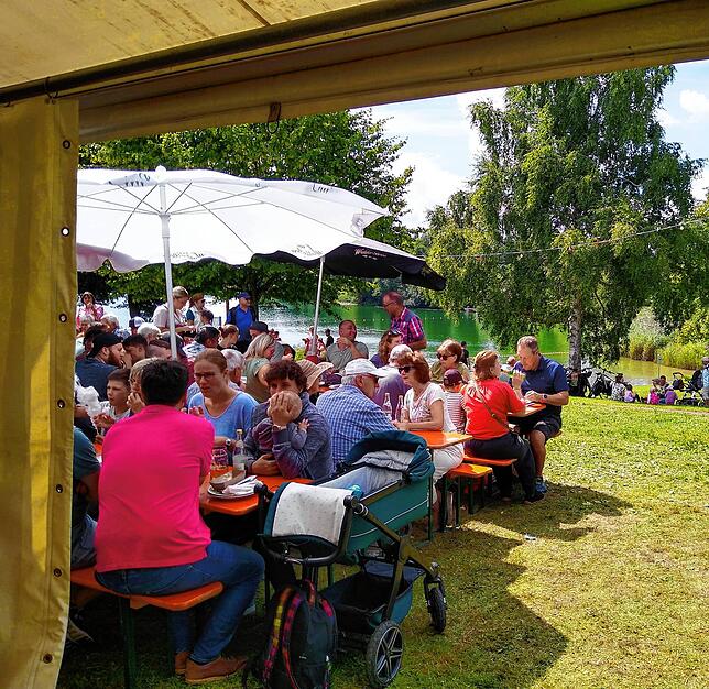 Der Blick vom Zelt über das Festareal auf den See hinaus.