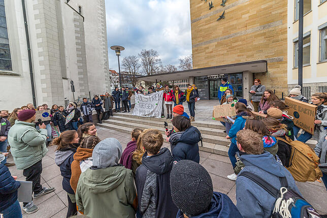 Junge Demonstranten auf ihrem Weg durch die Friedrichshafener Innenstadt. Für die meisten von ihnen war der Unterricht schon vorbei.
