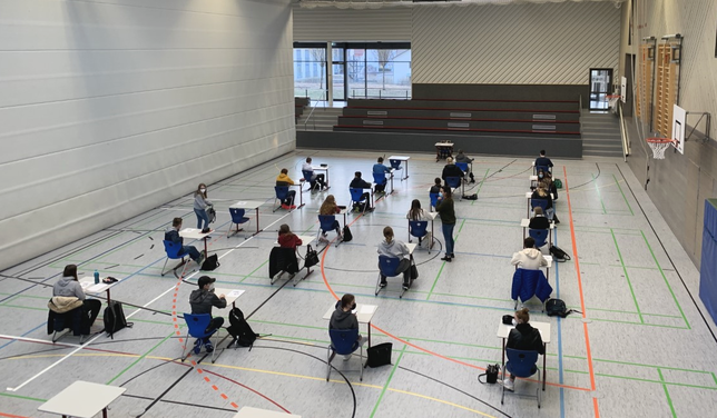 Die Abschlussklassen der Realschule Blumberg schreiben aktuell ihre Klassenarbeiten unter Einhaltung der AHA-Regeln in der ...